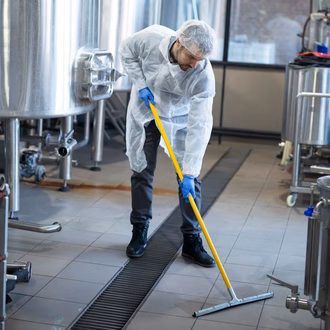 Fabrikreinigungskraft verwendet professionelle Putzausrüstung