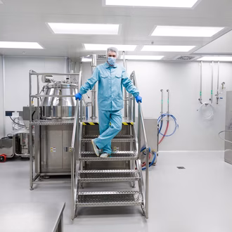 Reinigungsüberprüfer Steht bei einer Maschine in einer Fabrik